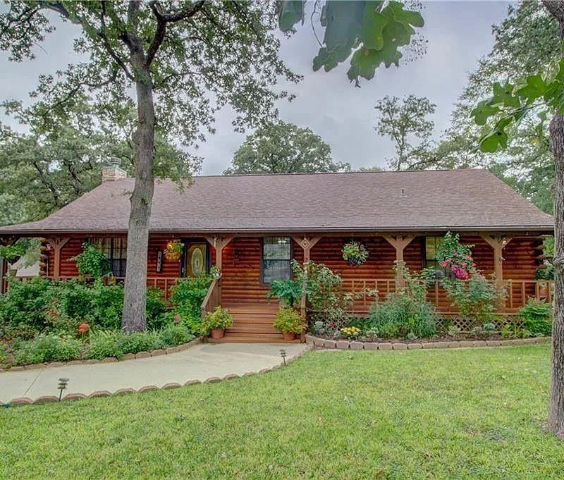 105 Santee Drive, Lake Kiowa TX 76240