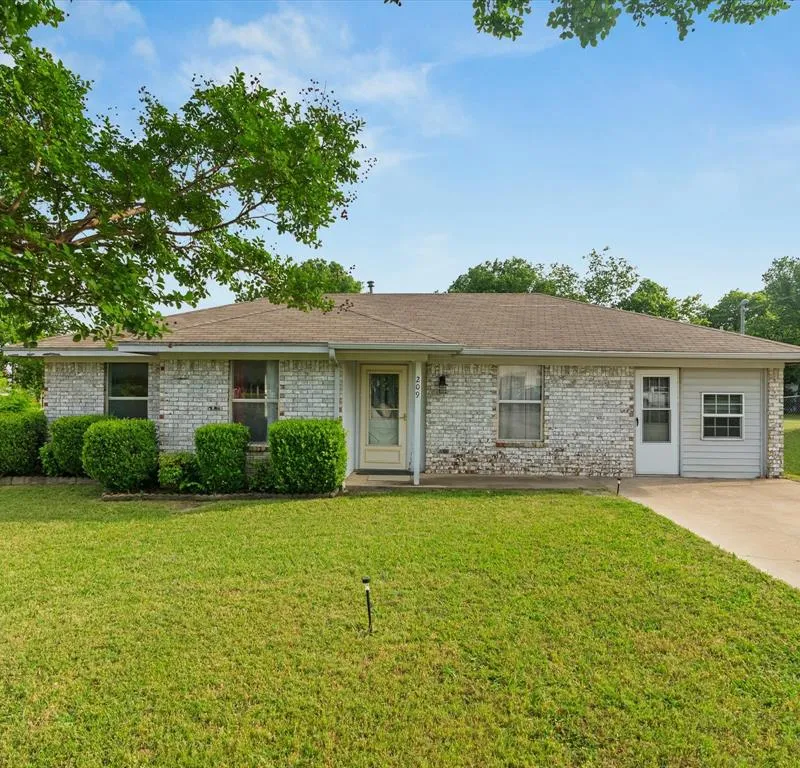 209 W Huffman Street, Krum TX 76249