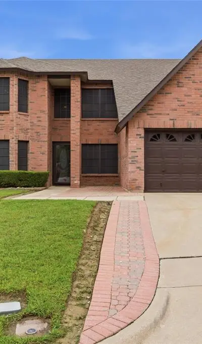 217 Sunset Oaks Drive, Fort Worth TX 76112