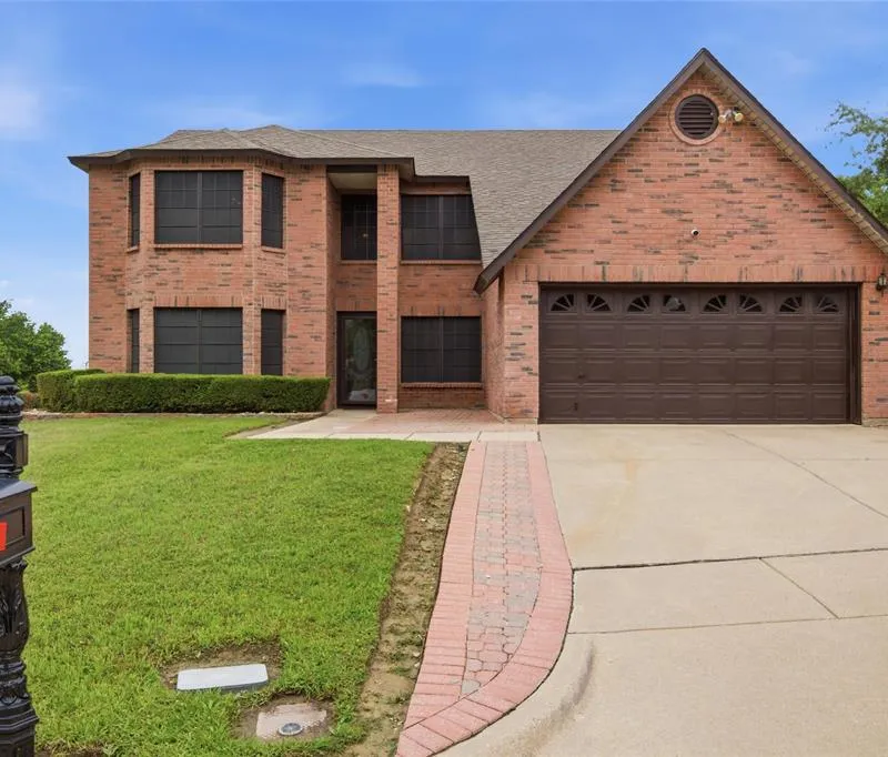 217 Sunset Oaks Drive, Fort Worth TX 76112