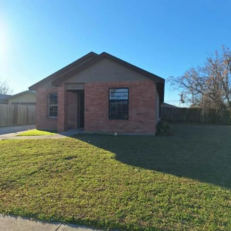 5200 Carol Avenue, Fort Worth TX 76105