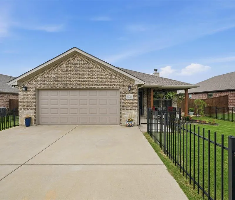 502 Pathfinder Street, Collinsville TX 76233
