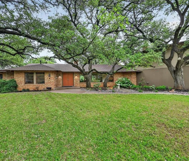 2039 W Lotus Avenue, Fort Worth TX 76111