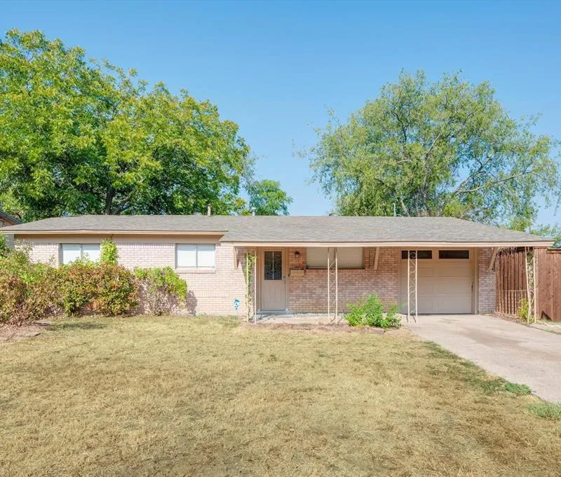 1902 Alan A Dale Road, Arlington TX 76013