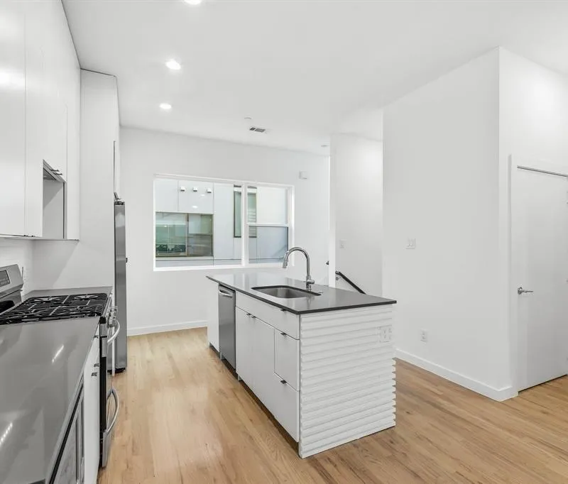 427 W 10TH Street # 502, Dallas TX 75208