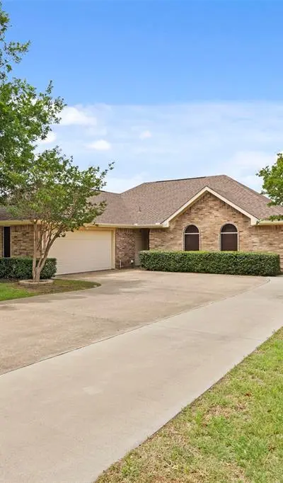 225 Cobblestone Circle, Red Oak TX 75154