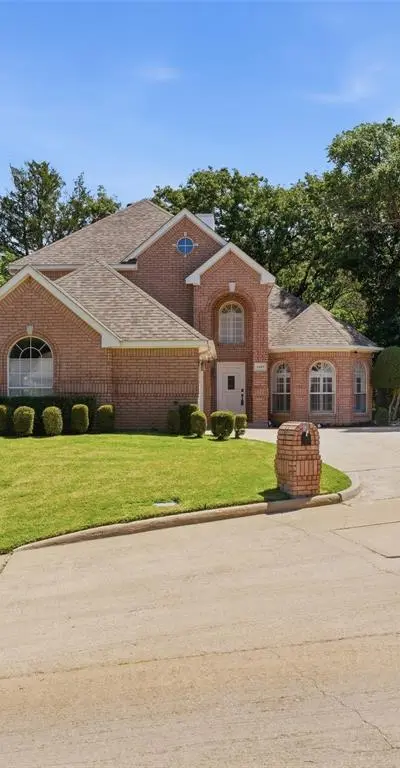 2605 Hidden Ridge Drive, Arlington TX 76006 - Photo 2