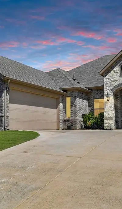 136 Gleeson Drive, Red Oak TX 75154
