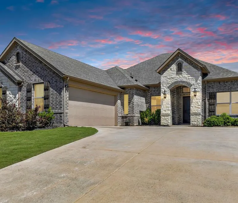 136 Gleeson Drive, Red Oak TX 75154