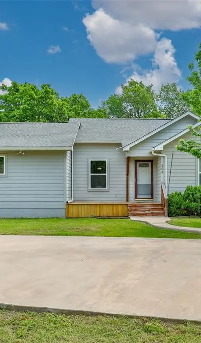 208 S Howeth Street, Gainesville TX 76240 - Photo 2