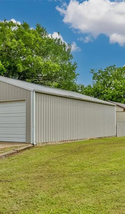 208 S Howeth Street, Gainesville TX 76240 - Photo 3