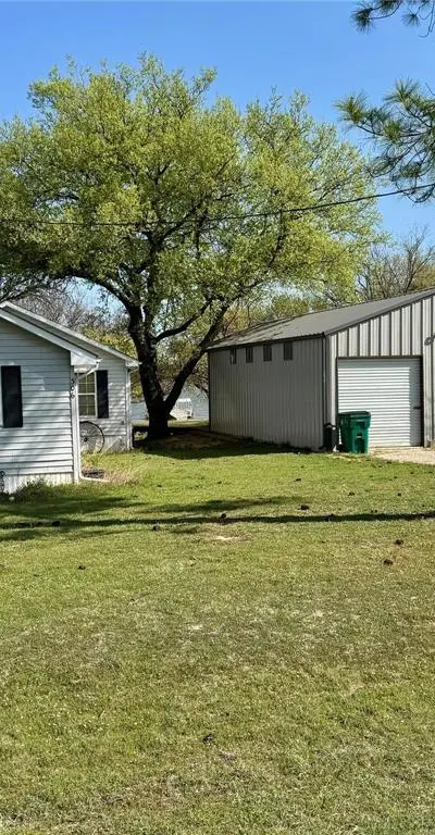306 Oak Street, Nocona TX 76255 - Photo 4