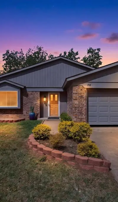 718 Matthews Court, Arlington TX 76012