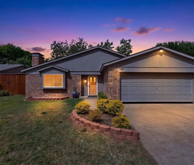 718 Matthews Court, Arlington TX 76012
