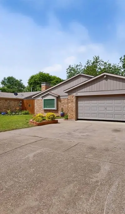 718 Matthews Court, Arlington TX 76012 - Photo 3
