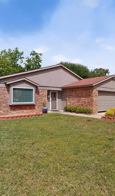 718 Matthews Court, Arlington TX 76012 - Photo 4