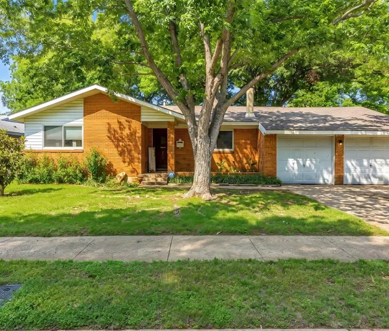 1916 Valley Lane, Arlington TX 76013