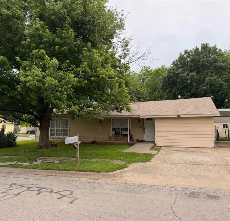 1101 N Wilhite Street, Cleburne TX 76031