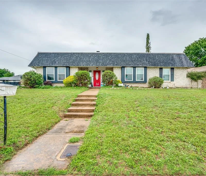 1616 Country Manor Road, Fort Worth TX 76134