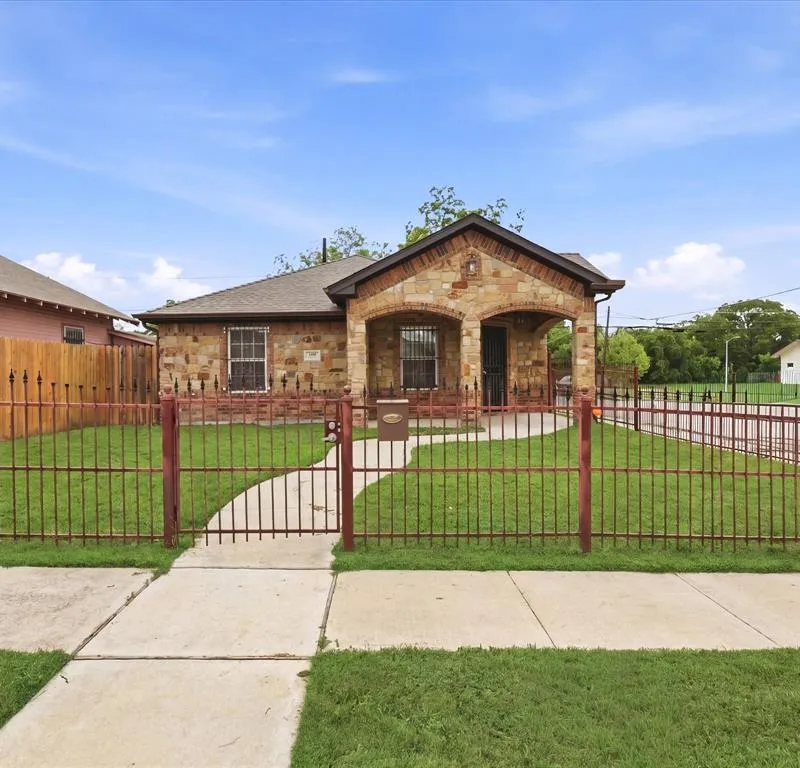 1400 Stewart Street, Fort Worth TX 76104