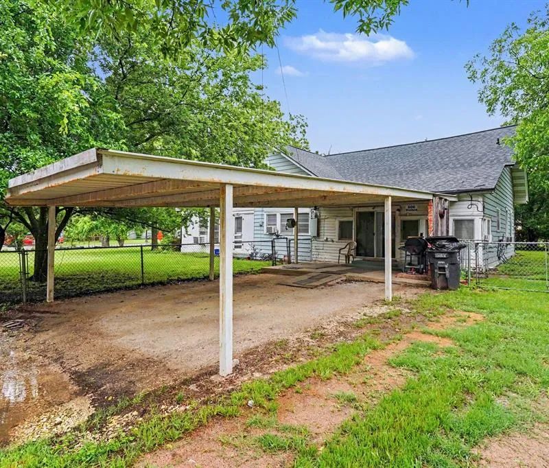 506 Woodard Avenue, Cleburne TX 76033