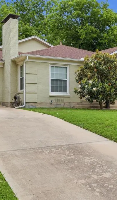 2725 Ryan Place Drive, Fort Worth TX 76110 - Photo 3