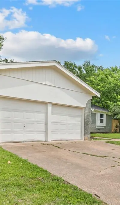 1307 Ravenwood Drive, Arlington TX 76013 - Photo 4