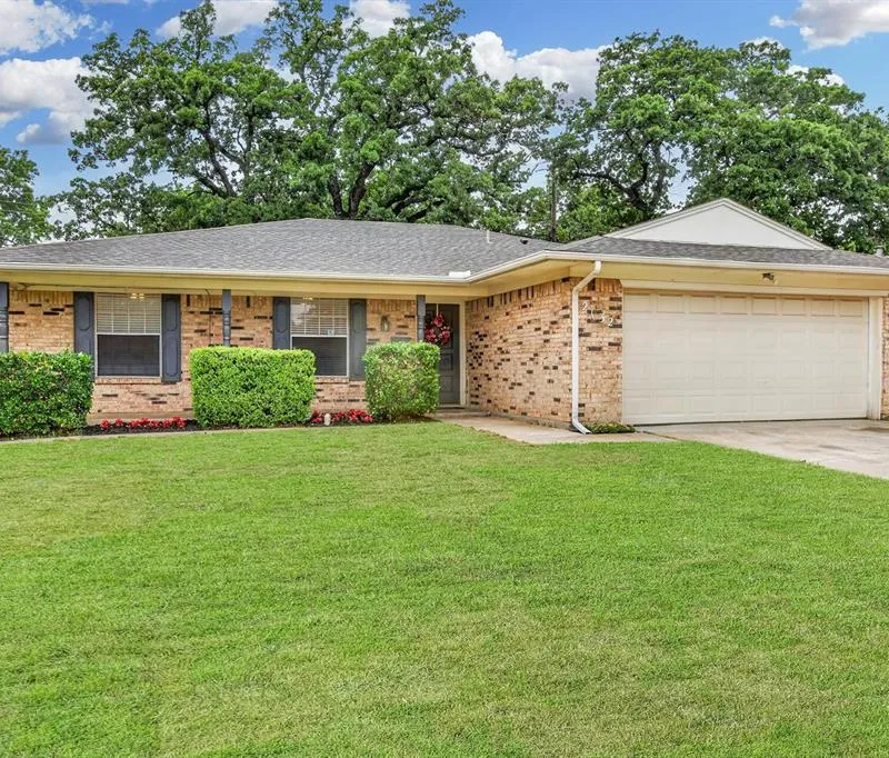 2132 Sandy Lane, Irving TX 75060