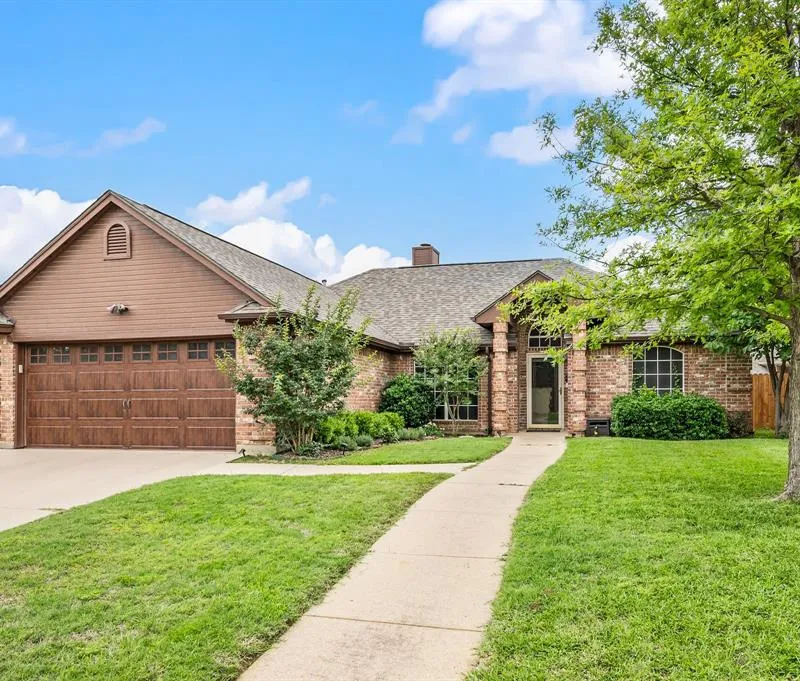 2605 Briargrove Drive, Hurst TX 76054