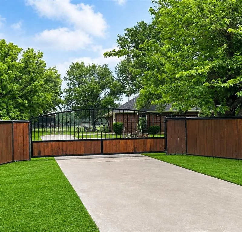 219 Friends Road, Denison TX 75021