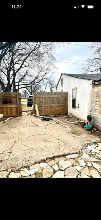 605 S Bradshaw Street, Denton TX 76205 - Photo 5