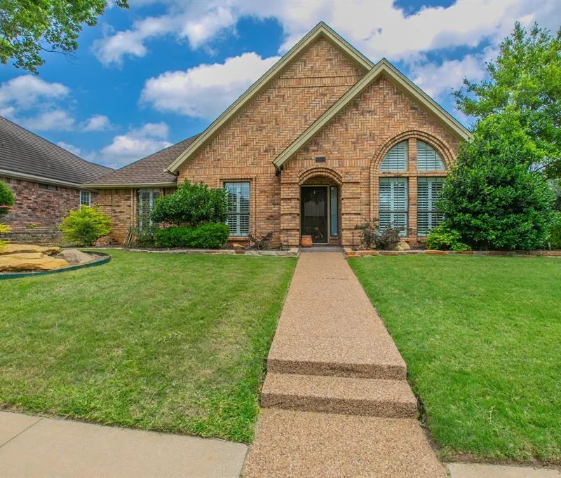 1925 Glenbrook Court, Bedford TX 76021