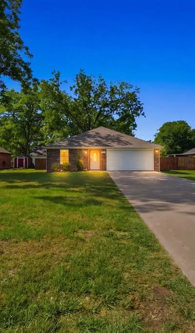 402 Robertson Street, Collinsville TX 76233