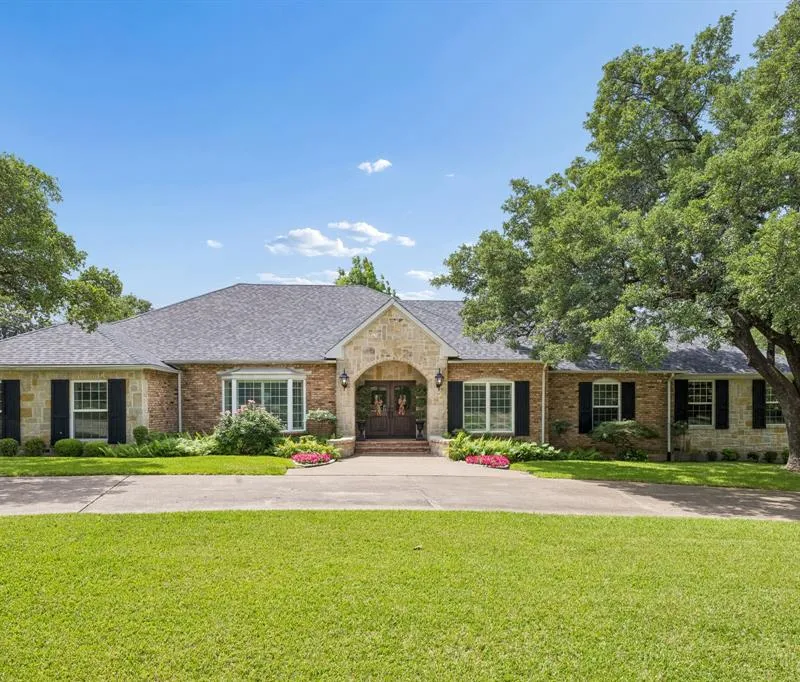 6828 Meadowcreek Drive, Dallas TX 75254