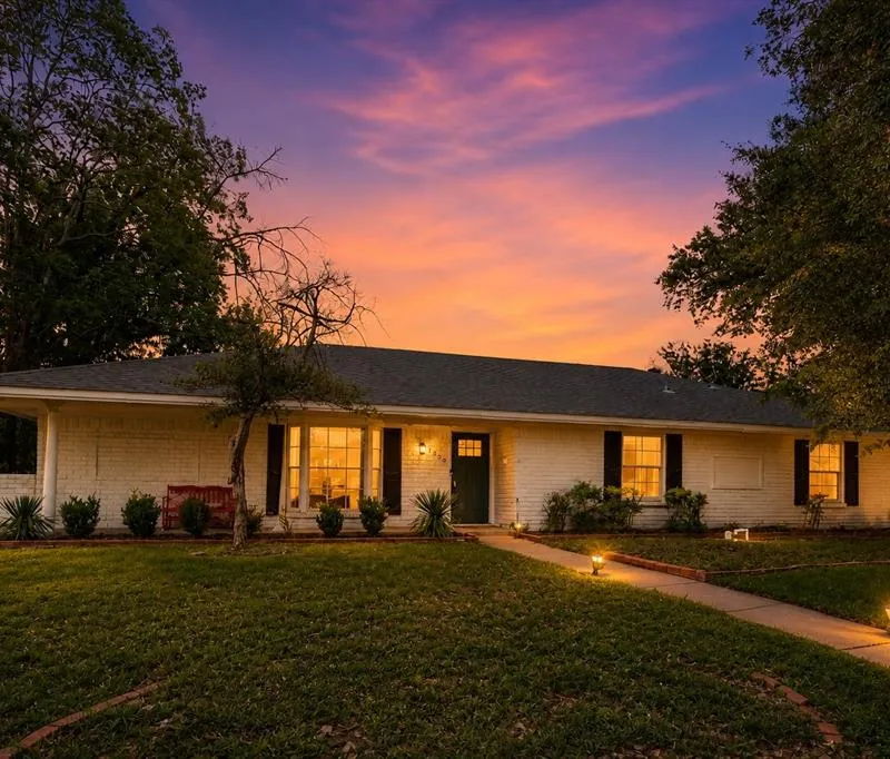 1906 Surrey Circle, Grand Prairie TX 75050