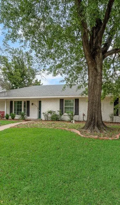 1906 Surrey Circle, Grand Prairie TX 75050 - Photo 3