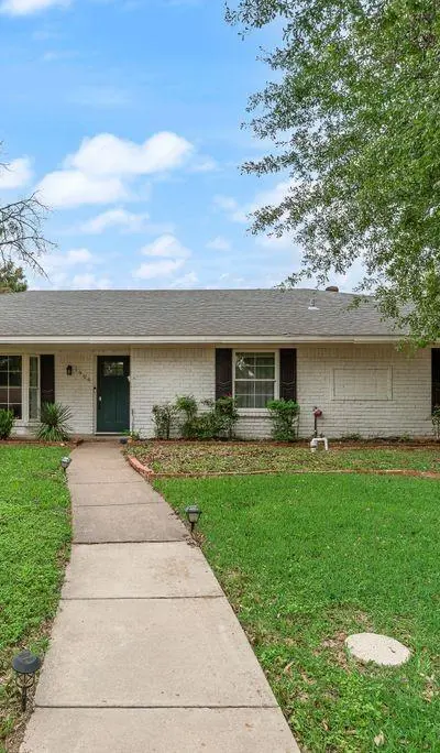 1906 Surrey Circle, Grand Prairie TX 75050 - Photo 4