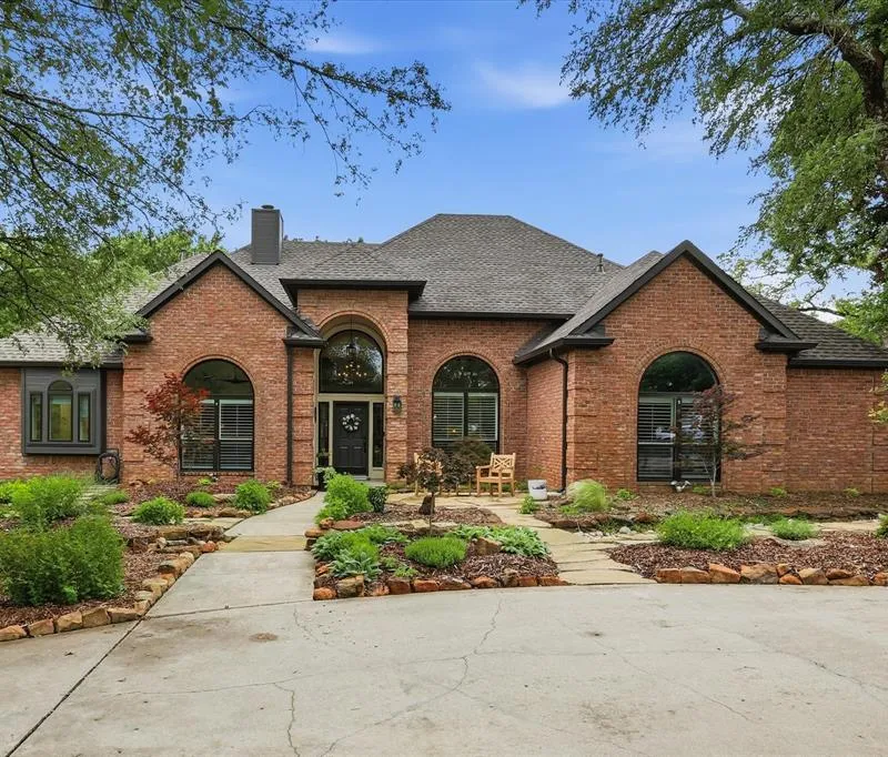 101 W Oak Shores Drive, Cross Roads TX 76227