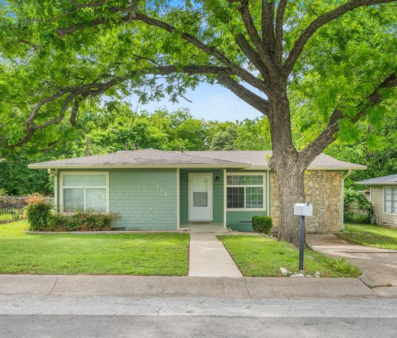 1236 S Brazos Street, Weatherford TX 76086