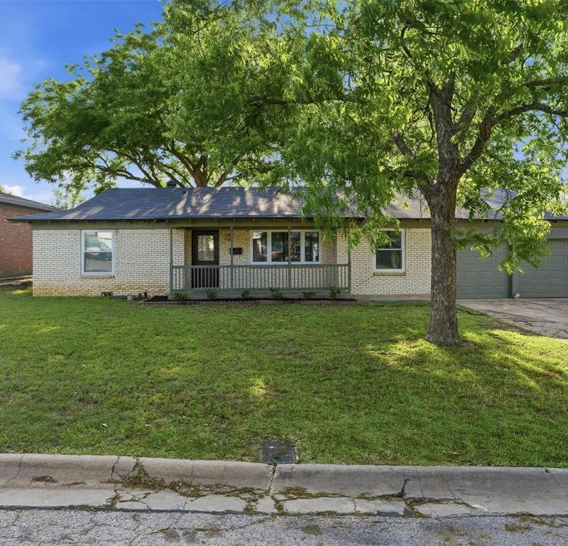 825 Lee Drive, Bedford TX 76022