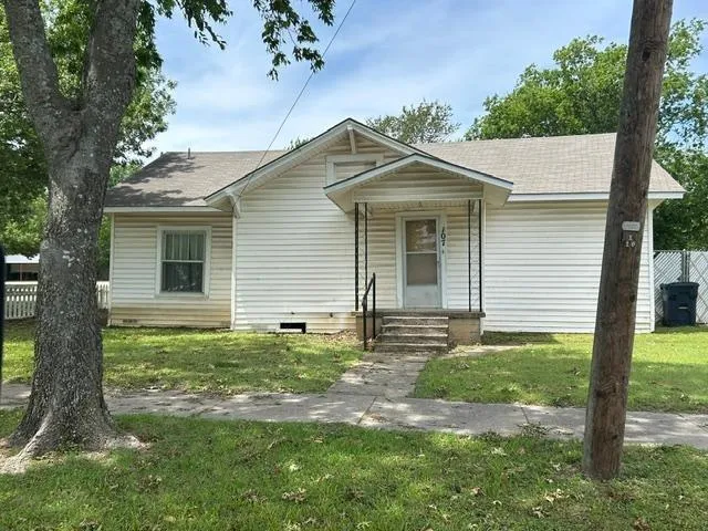 107 S Sears Street, Whitewright TX 75491