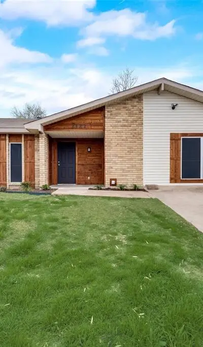 2122 Foxcroft Lane, Arlington TX 76014