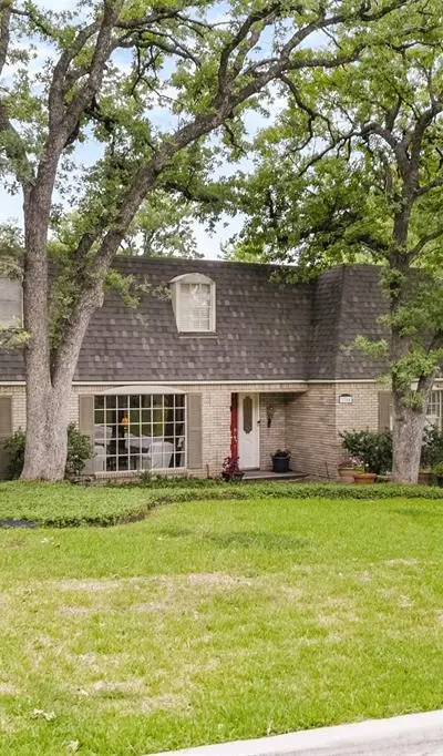 3704 Lynnwood Drive, Arlington TX 76013 - Photo 2