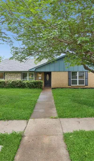 2524 Glen Lea Drive, Irving TX 75062 - Photo 2