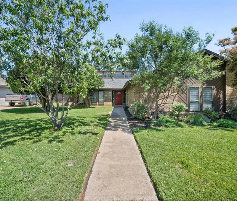 1023 Auburn Drive, Arlington TX 76012