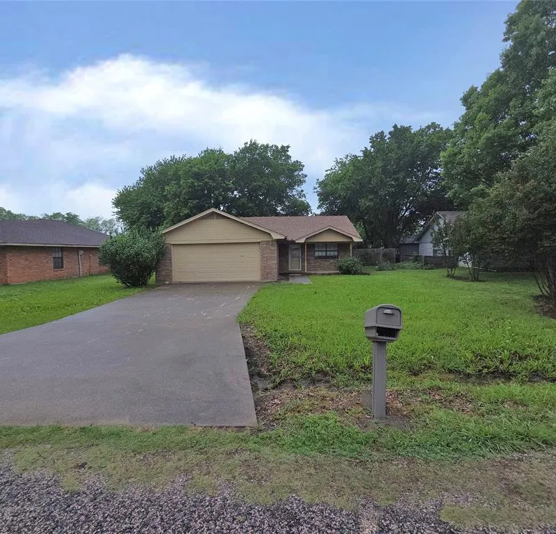 108 S Florence Street, Tioga TX 76271
