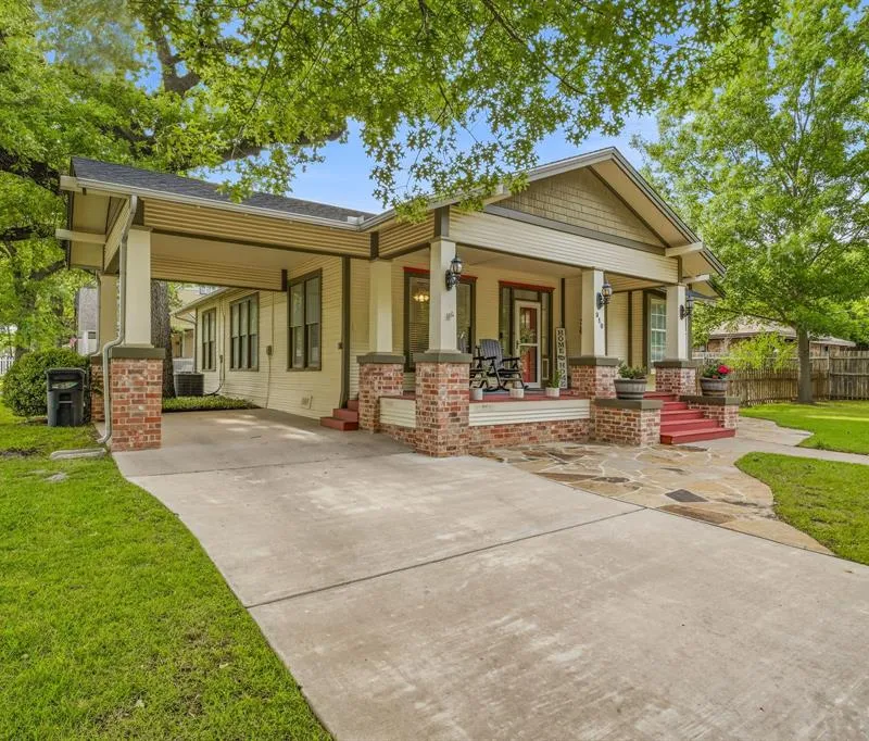 910 S Waco Street, Weatherford TX 76086