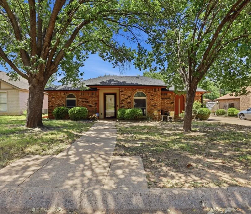 4214 Windhurst Drive, Arlington TX 76015