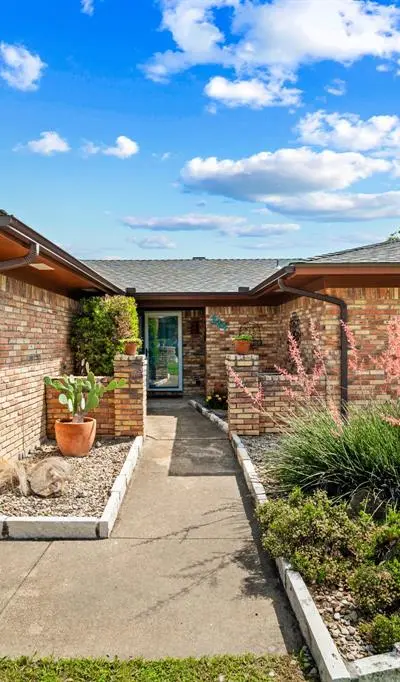 224 Overcrest Drive, Benbrook TX 76126 - Photo 3