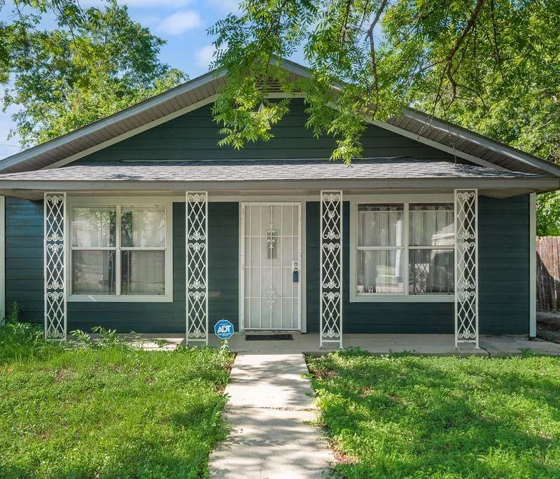 921 E Annie Street, Fort Worth TX 76104